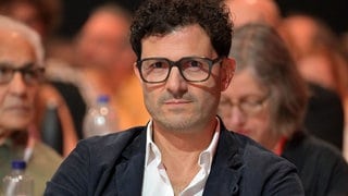 Der Bundestagsabgeordnete Luigi Pantisano sitzt beim Bundesparteitag der Linken in Potsdam.