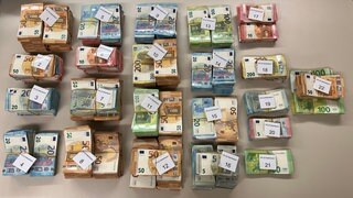 Bargeldbündel liegen sortiert auf einem Tisch - diese rund 500.000 Euro hatte die Polizei in Bayern bei einem Schmuggel auf der A3 sichergestellt.