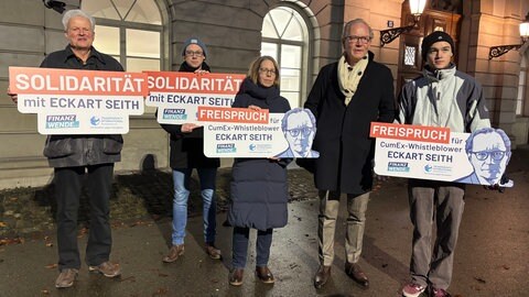 Anwalt Eckart Seith und Ex-Oberstaatsanwältin Anne Brorhilker mit Protestschildern vor dem Züricher Obergericht. 