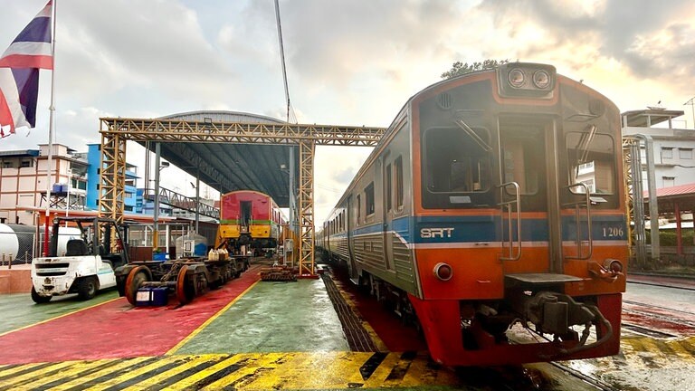 Die Fahrzeuge beider Streckenabschnitte der Mae-Klong-Bahn werden im Depot in Maha Chai regelmäßig gewartet.