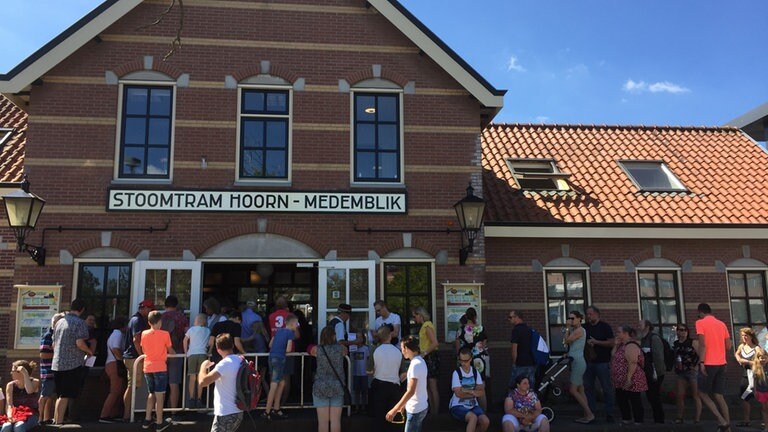 Andrang bei der Museumsdampfbahn Hoorn – Medemblik, die Bello-Tage präsentieren Kleinbahnidylle höchster Güte.