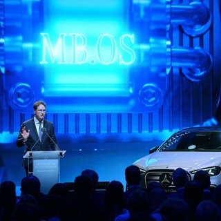 Mercedes-Chef Ola Kallenius hält eine Rede anlässlich der Einweihung der Werkserweiterung von Mercedes-Benz in Ungarn.