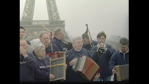 die Brenz Band vor dem Eiffelturm in Paris