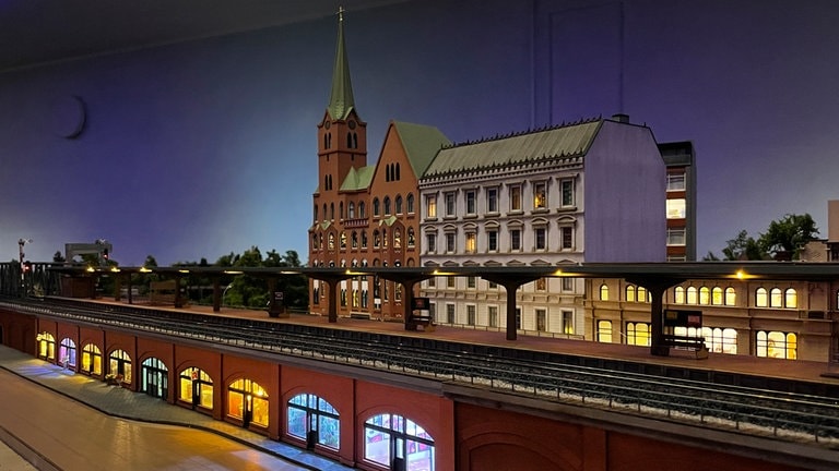 Die Hafencity ist noch nicht ganz fertig gestaltet. Aber an der Hochbahn-Station ist auch nachts schon einiges los.