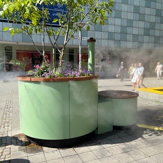 In Konstanz gibt es gegen die Hitze seit kurzem eine Wasservernebelungsanlage, die auf einem heißen Platz in der Innenstadt für ein bisschen Abkühlung sorgt