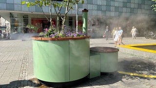 In Konstanz gibt es gegen die Hitze seit kurzem eine Wasservernebelungsanlage, die auf einem heißen Platz in der Innenstadt für ein bisschen Abkühlung sorgt