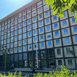 Das Landgericht Koblenz von aussen: Gerichtspräsident Stephan Rüll kritisiert, dass es bislang noch keinen zweiten großen Schwurgerichtssaal gibt für Großverfahren. 