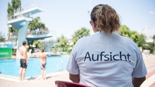 Volle Freibäder sind für die Schwimmeisterinnen und Schwimmmeister der pure Stress.(Symbolbild)