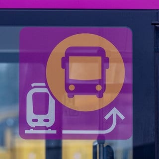 Bei Lindau gibt es weiterhin Schienenersatzverkehr, erkennbar an entsprechenden Schildern (Symbolbild)