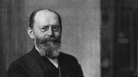 Der Chemiker Emil Fischer (1852 - 1919) erhielt 1902 den Nobelpreis für bahnbrechende Arbeiten auf dem Gebiet der Zuckerchemie. Auf dem Foto 1904 am Experimentiertisch.