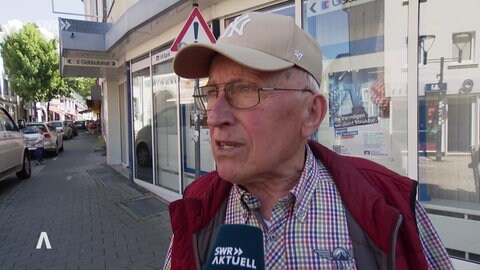 Ein Mann in Sinzig wird interviewt