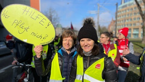 Streikende liefen in einem Demonstrationszug zum Karlsruher Marktplatz