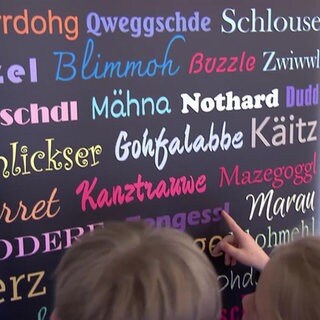 Kinder lernen Wörter im Dialekt