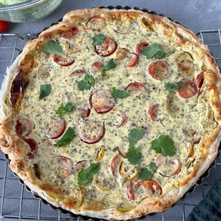 Kartoffeltarte mit Tomaten-Kräuter-Füllung und Gurkensalat
