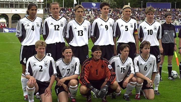 Den Titel im Blick: Die Europameisterinnen von 2001. Renate Lingor ist in der unteren Reihe die zweite von rechts.