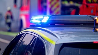Ein Auto der Polizei steht vor einem Wagen der Feuerwehr. Bei einem Unfall in Tübingen ist ein Auto eine Böschung hinuntergestürzt.