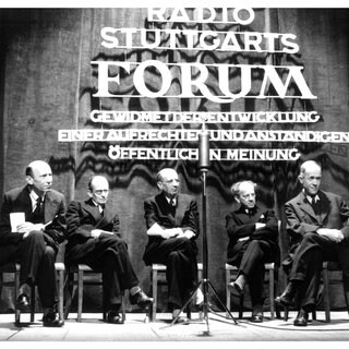 Noch vor der Gründung der ARD (5. Juni 1950) wird 1947 über die Organisationsform debattiert: Radio Stuttgarts Forum – Gewidmet der Entwicklung einer aufrechten und anständigen öffentlichen Meinung. Die Frage nach der Unabhängigkeit der ARD von der Politik war später immer wieder Thema.