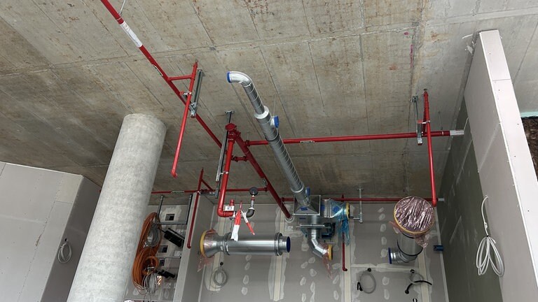 Die Sprinkleranlage in dem Neubauprojekt muss die amerikanischen, als auch die deutschen Sicherheitsstandards einhalten.