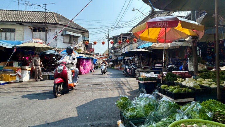 Auch in Maha Chai führen die Schienen durch einen Markt. 
