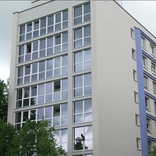 Mietshaus in Tübingen: Junge Mieter wehren sich gegen Mietwucher. Sie bezahlen trotz Mietpreisbremse eine hohe Miete.
