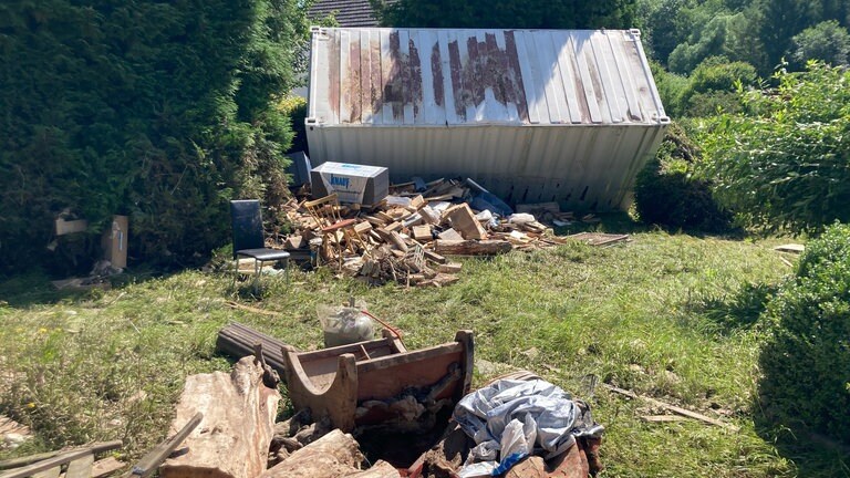 Container wurde von Hochwasser mitgerissen.