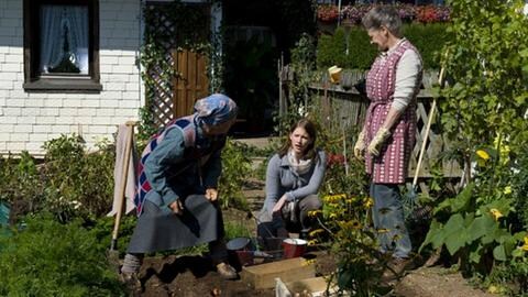 Johanna, Lioba und Celine arbeiten in Johannas Garten