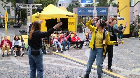Projektleiterin Julia Gehrlein tanz auf dem Rathausplatz zu "Im Schatten des Doms".