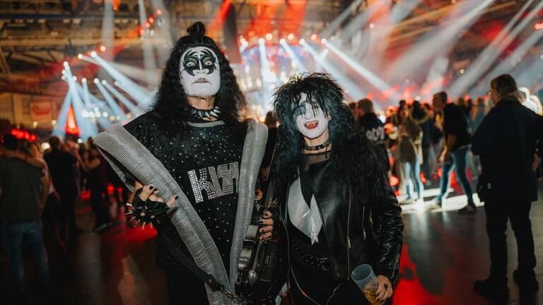 SWR1 Hitparade Finale 2025 Stuttgart - Zwei Fans in Verkleidung der Hard-Rock-Band "Kiss" 
