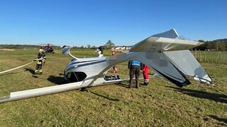 Das Flugzeug liegt falsch herum auf der Graspiste des Flugplatzes in Markdorf