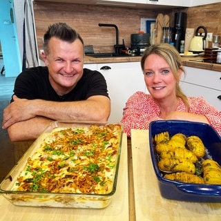 Susanne Nett und Jürgen Jotter mit dem Fläschknepp-Auflauf mit Fächerkartoffeln à la Jay Jay