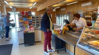 Auch der Bürgermeister kauft im Dorfladen in Bremm ein