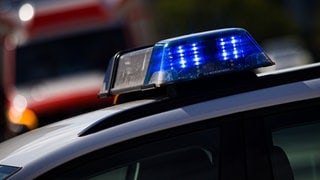 Blaulicht bei einem Rettungseinsatz in Neu-Ulm - ein Jugendlicher ist zwischen einem Bus und einem Auto eingeklemmt worden. 