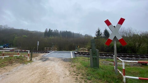 Wie lange bleibt der Bahnübergang offen? Das ist die entscheidende Frage in Birresborn.