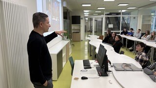 ARD-Rechtsexperte Frank Bräutigam erklärt in der Schule aus Baden-Baden den Jugendlichen wie ein Beitrag in die Tagesschau kommt