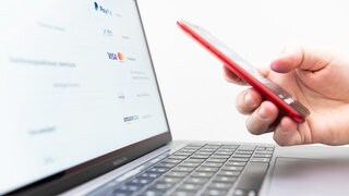 Es gibt mehrere verschiedene Bezahlmethoden im Internet - Pay by Bank ist eine der neueren.
