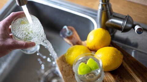 (Symbolbild) Leitungswasser aus dem Wasserhahn. In Sinzheim wurde PFAS im Trinkwasser nachgewiesen.