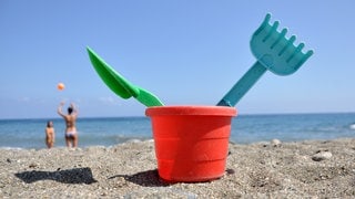 Sandspielzeug am Strand