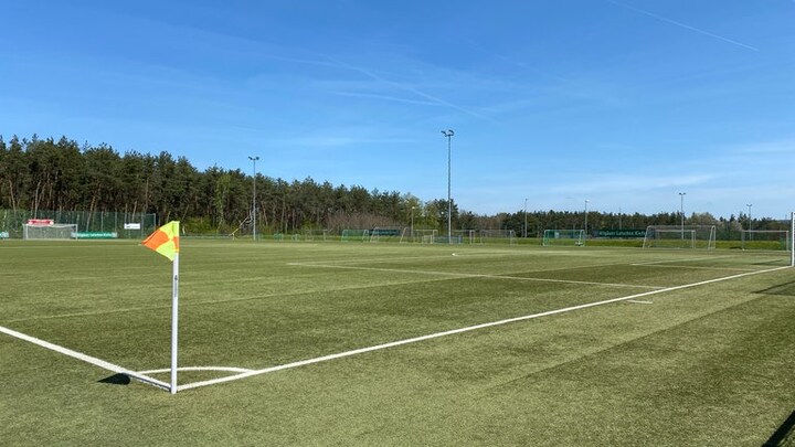 Während des Vereinsfestes spielen die Frauen- und die Traditionsmannschaft des FCK im Sportpark Rote Teufel auf dem Fröhnerhof bei Mehlingen.