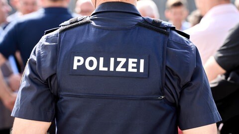 Die Polizei in Rheinland-Pfalz bekommt neue Schutzwesten, die besser vor Messerangriffen schützen sollen.