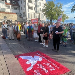 An der Kundgebung für Frieden nahmen am Dienstagabend in Friedrichshafen rund 100 Menschen teil. 