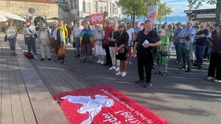 An der Kundgebung für Frieden nahmen am Dienstagabend in Friedrichshafen rund 100 Menschen teil. 
