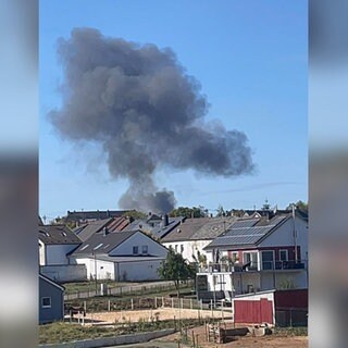 Nach dem Flugzeugabsturz in Spangdahlem war in den umliegenden Orten eine schwarze Rauchsäule zu sehen. Anwohner haben die Fotos an den SWR geschickt. 