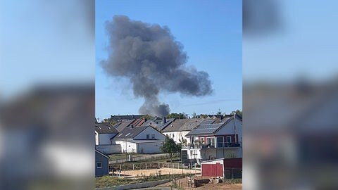 Nach dem Flugzeugabsturz in Spangdahlem war in den umliegenden Orten eine schwarze Rauchsäule zu sehen. Anwohner haben die Fotos an den SWR geschickt. 