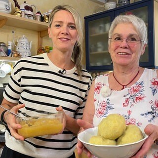 Susanne Nett kocht gemeinsam mit Gisela Neumüller gefüllte Klöße.