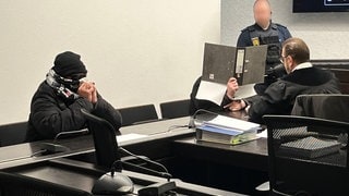 Plädoyers im Prozess gegen einen Polizisten aus Fellbach vor dem Landgericht Stuttgart: Laut Anklage soll er einen Auftrag für einen Überfall der Mafia auf seinen Chef erteilt haben. In einem ersten Prozess wurde er freigesprochen.