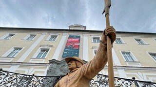 Eine Statue vor dem Kloster Schussenried zur Landesausstellung.