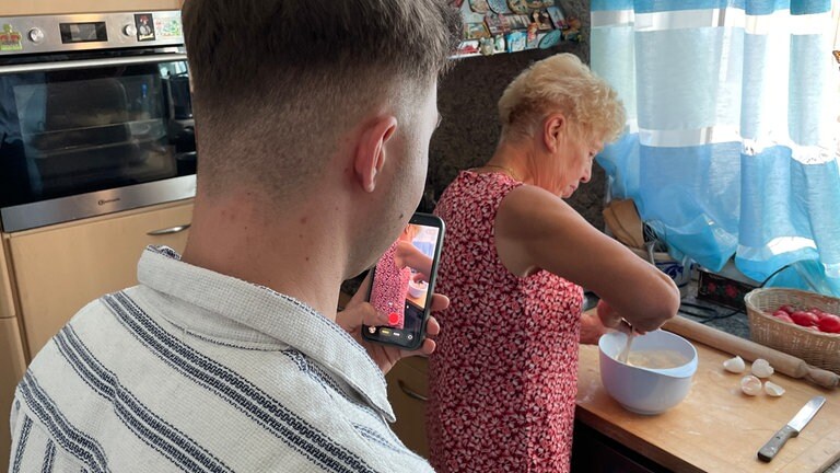 Sandro Faita und seine Nonna machen Videos für Social Media