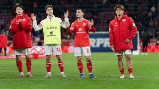 Mainzer Spieler nach dem 0:0 gegen St. Pauli vor der Fankurve