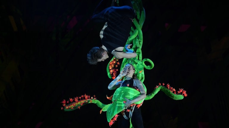 Jane wird von einer fleischfressenden Pflanze festgehalten, Tarzan kommt an einer Liane geflogen und befreit sie. (Foto: SWR, Jakob Sax)
