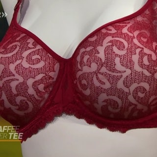 Ein roter BH an einer Puppe